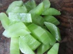 青笋去皮切丁，准备适量花椒和干辣椒