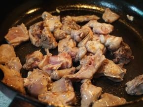 油锅加热，把兔肉放入锅中煸炒，肉质炒成金黄色时捞出