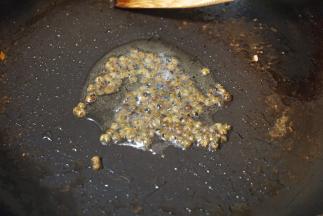 重新起锅，加入适量食用油后放入花椒翻炒，炒出香味后关火，把花椒倒掉，底油留下