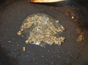 重新起锅，加入适量食用油后放入花椒翻炒，炒出香味后关火，把花椒倒掉，底油留下