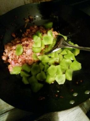 等兔肉都进味后加入青笋，翻炒半分钟即可