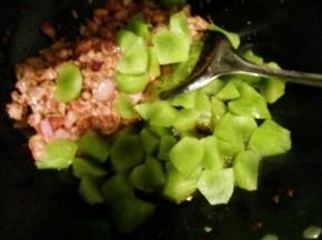 等兔肉都进味后加入青笋，翻炒半分钟即可