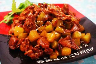 最后撒上白芝麻装饰摆盘即可