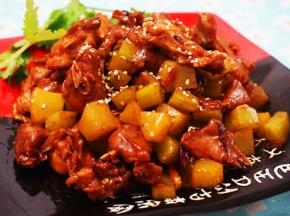 最后撒上白芝麻装饰摆盘即可