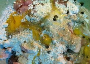 猪肉条中放入红薯粉、生抽、鸡蛋、花椒和盐