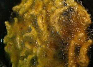 锅中倒上大量的油，油开后关中火，用筷子一条条的把肉放下去炸