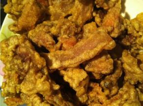 肉炸熟，外皮金黄捞出装盘