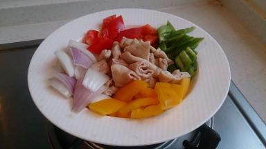 肥肠预处理，沸水煮八成熟，去掉多余的油脂，捞出沥干切段；洋葱、各色彩椒切块