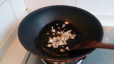 热油，葱花爆香，然后将葱花滤出去