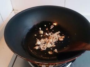 热油，葱花爆香，然后将葱花滤出去