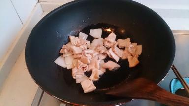 放入洋葱，翻炒片刻后加肥肠翻炒