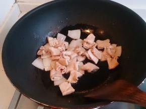 放入洋葱，翻炒片刻后加肥肠翻炒