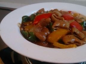 加少许的盐、两勺老抽、三炒勺清水，水开后小火炖一下，水淀粉勾芡，放入剩下的蒜末，让每一块肥肠裹上料汁，关火盛盘