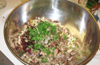 将洋葱、西芹、鼠尾草、迷迭香、百里香、苹果、法香、火鸡肝、猪肠、蔓越莓切成小块，与全麦面包、白面包碎和高汤混合搅拌均匀，用作里料