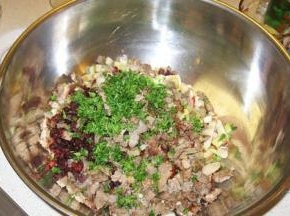 将洋葱、西芹、鼠尾草、迷迭香、百里香、苹果、法香、火鸡肝、猪肠、蔓越莓切成小块，与全麦面包、白面包碎和高汤混合搅拌均匀，用作里料