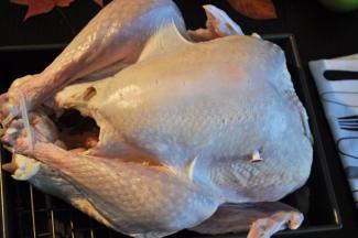 把火鸡洗干净，对其进行充分按摩，将搅拌均匀的里料填充至火鸡肚子里