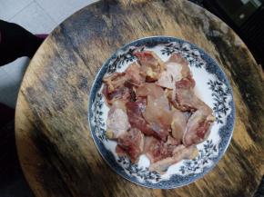 鸡肉切块，洗净后控水沥干