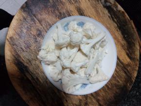 花菜用小刀切块