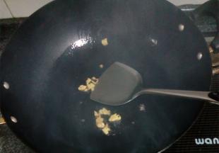 锅中热油，放入姜片备香