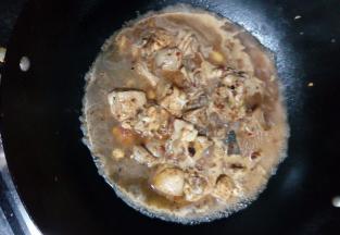 鸡肉炒熟后，加入适量清水，没过鸡肉，加盖大火煮开