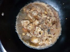 鸡肉炒熟后，加入适量清水，没过鸡肉，加盖大火煮开