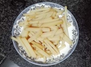 米豆腐洗干净切成长条