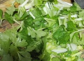 芹菜清理干净，洗好后切成段