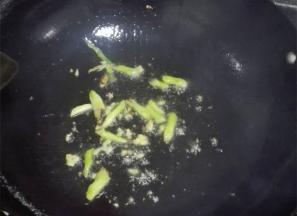 油锅爆香葱段