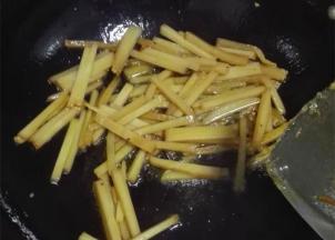 放上米豆腐翻炒