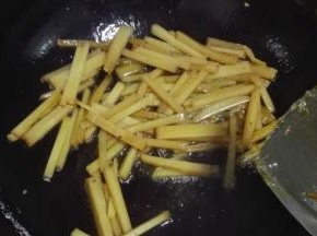 放上米豆腐翻炒
