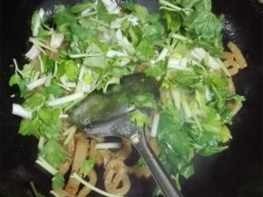 将芹菜段放入锅中，炒熟前加盐，稍微翻炒下就可以出锅