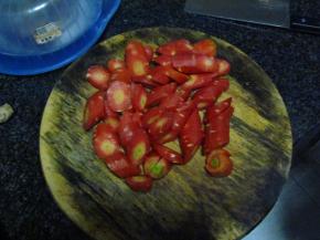 胡萝卜滚刀切块备用