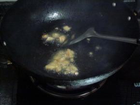 油锅烧热，放入切好的姜块炒香