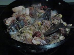 放上切成块的土鸡入锅翻炒