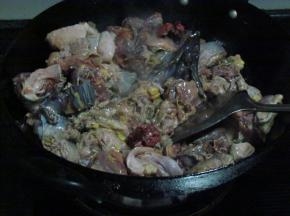 放上切成块的土鸡入锅翻炒