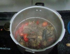 炒好后将炒锅中的食材倒入高压锅中，加适量清水，放入盐进行调味，大火压30分钟