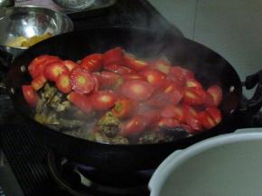 鸡肉炒熟后将胡萝卜块入锅中一起翻炒