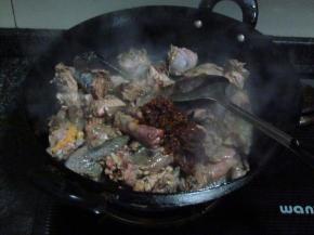 加入麻辣鱼调料进行炒香入味