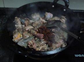 加入麻辣鱼调料进行炒香入味