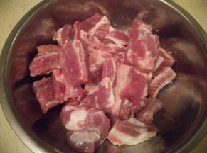 排骨浸泡去血水，洗干净后切块