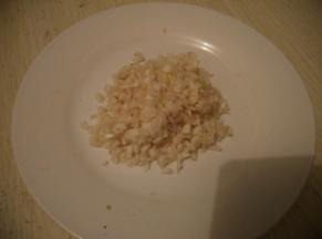 生姜、大蒜和葱白剁成粒状