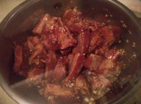 将姜葱蒜抹在排骨上，放入盐、料酒、酱油、耗油、香油、胡椒粉、花椒粉、白砂糖、淀粉进行码料，盖上保鲜膜腌3-4小时入味