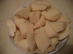 土豆切成块备用