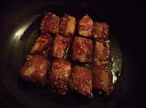 锅中放油，将腌好的排骨依次放入锅中煎炸