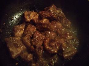排骨煎成金黄，肉质微熟时，加入适量清水没过排骨，加少许盐调味，放上土豆块炖煮