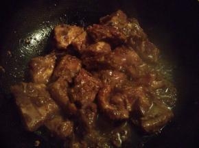 排骨煎成金黄，肉质微熟时，加入适量清水没过排骨，加少许盐调味，放上土豆块炖煮