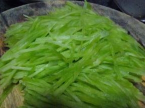 青笋去皮切丝