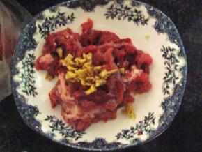 瘦肉切丝，放入姜末、适量生粉和豆瓣和匀