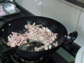 锅中倒油，将调好味的瘦肉丝倒入锅中，快速翻炒断生后出锅