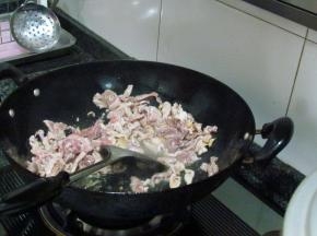 锅中倒油，将调好味的瘦肉丝倒入锅中，快速翻炒断生后出锅